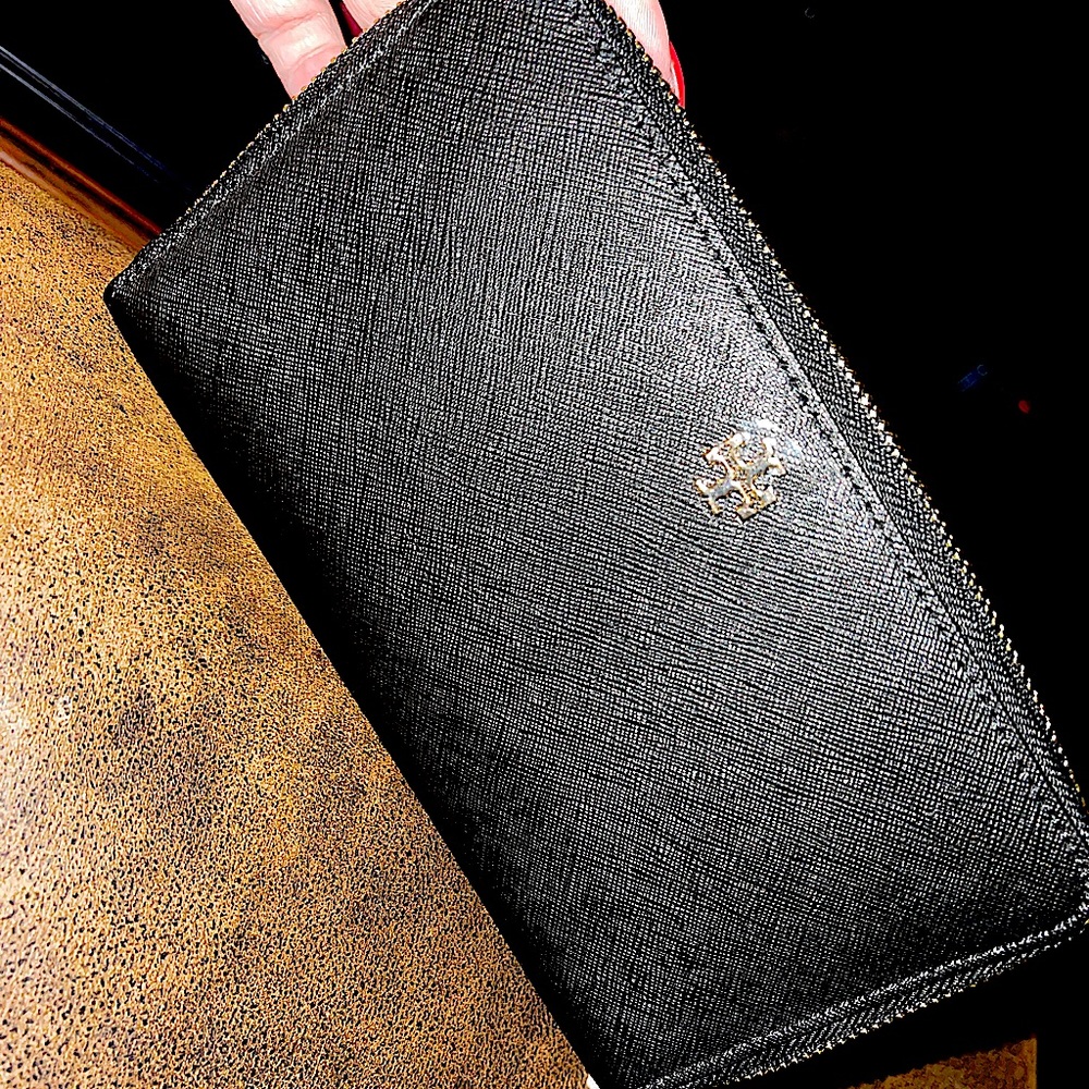 **BRAND NEW NEVER USED TORY BURCH WALLET**